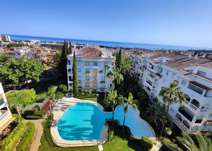 Lejlighed ✰ Luxurious 5 Bedroom Penthouse. Sea Views. Hot Tub. Bbq. Golden Mile Marbella