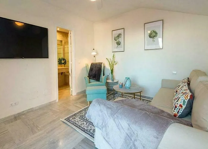 ✰ Luxurious 5 Bedroom Penthouse. Sea Views. Hot Tub. Bbq. Golden Mile Marbella