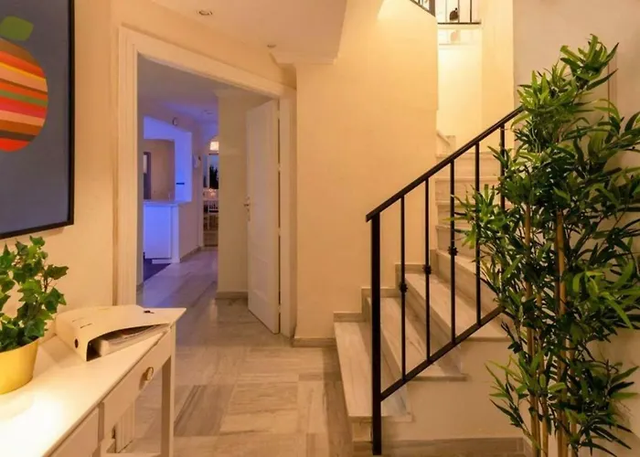 ✰ Luxurious 5 Bedroom Penthouse. Sea Views. Hot Tub. Bbq. Golden Mile Marbella