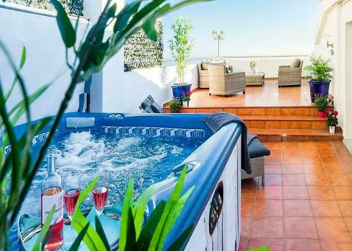 Lejlighed ✰ Luxurious 5 Bedroom Penthouse. Sea Views. Hot Tub. Bbq. Golden Mile *