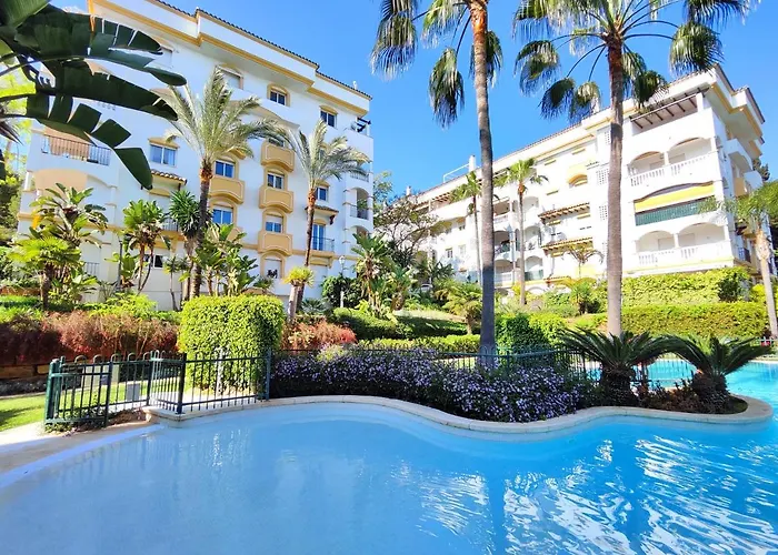 ✰ Luxurious 5 Bedroom Penthouse. Sea Views. Hot Tub. Bbq. Golden Mile Marbella