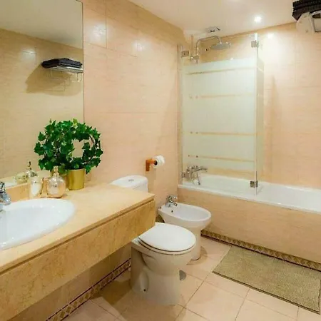 Appartement ✰ Luxurious 5 Bedroom Penthouse. Sea Views. Hot Tub. Bbq. Golden Mile Marbella