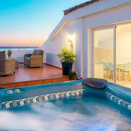 ✰ Luxurious 5 Bedroom Penthouse. Sea Views. Hot Tub. Bbq. Golden Mile Appartement Marbella