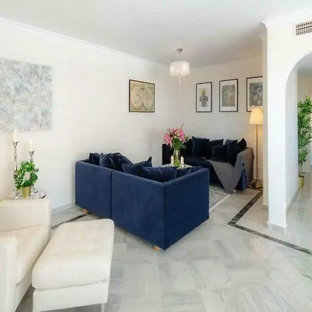 ✰ Luxurious 5 Bedroom Penthouse. Sea Views. Hot Tub. Bbq. Golden Mile * Marbella