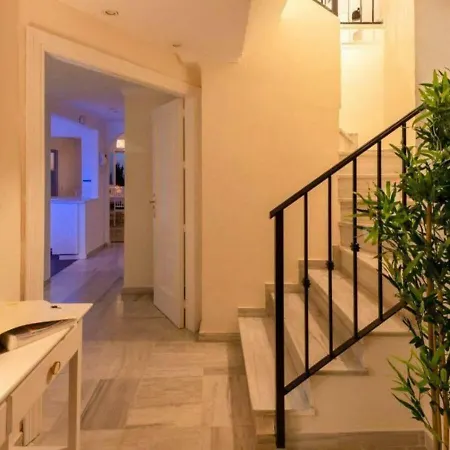 ✰ Luxurious 5 Bedroom Penthouse. Sea Views. Hot Tub. Bbq. Golden Mile Marbella