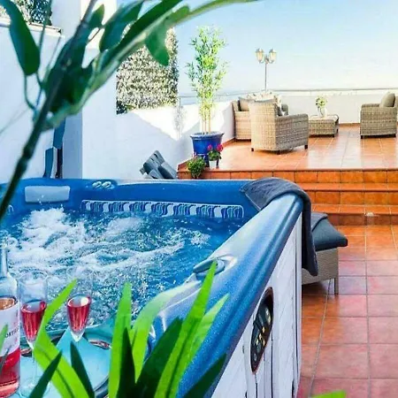 Lejlighed ✰ Luxurious 5 Bedroom Penthouse. Sea Views. Hot Tub. Bbq. Golden Mile *