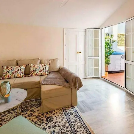 ✰ Luxurious 5 Bedroom Penthouse. Sea Views. Hot Tub. Bbq. Golden Mile Apartment Marbella