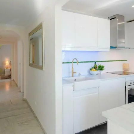 ✰ Luxurious 5 Bedroom Penthouse. Sea Views. Hot Tub. Bbq. Golden Mile * Marbella