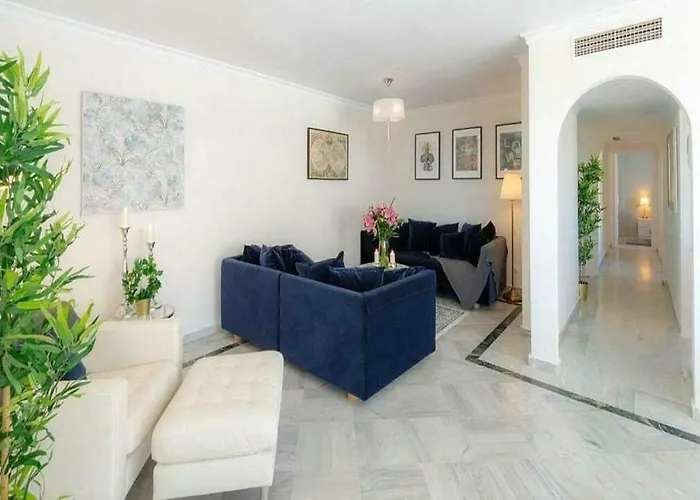 ✰ Luxurious 5 Bedroom Penthouse. Sea Views. Hot Tub. Bbq. Golden Mile * Marbellac