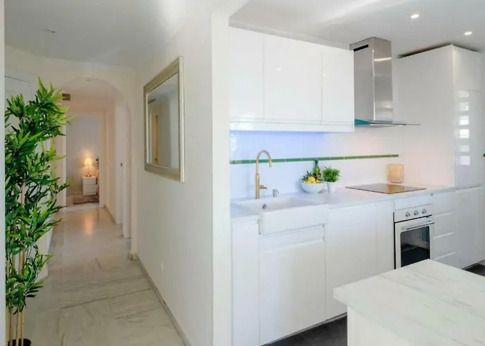 ✰ Luxurious 5 Bedroom Penthouse. Sea Views. Hot Tub. Bbq. Golden Mile * Marbellac