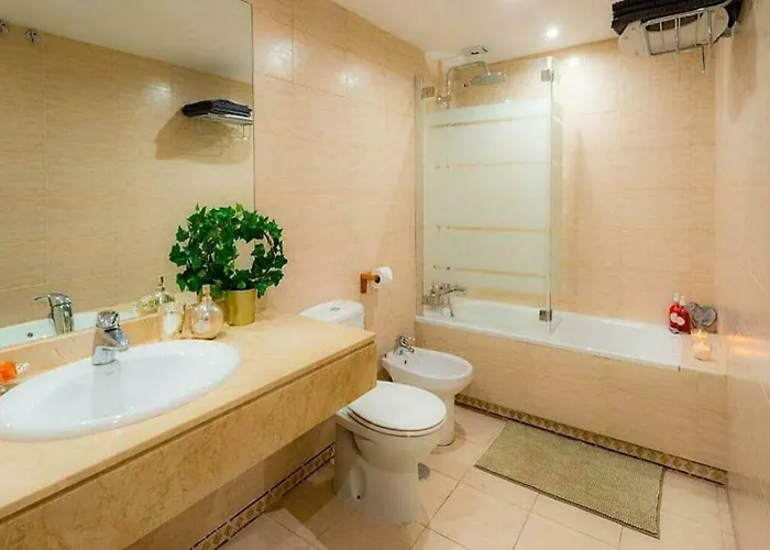 Appartement ✰ Luxurious 5 Bedroom Penthouse. Sea Views. Hot Tub. Bbq. Golden Mile Marbellac